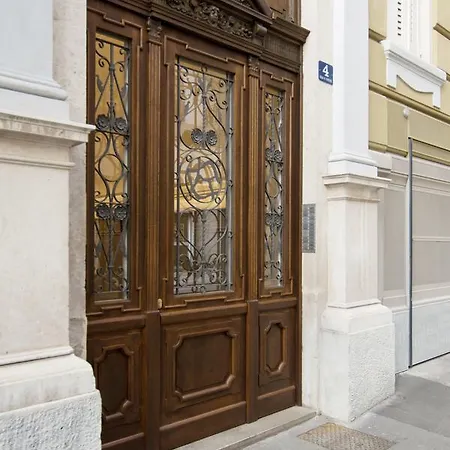 Guesthost - Belvedere White Flat Apartment *